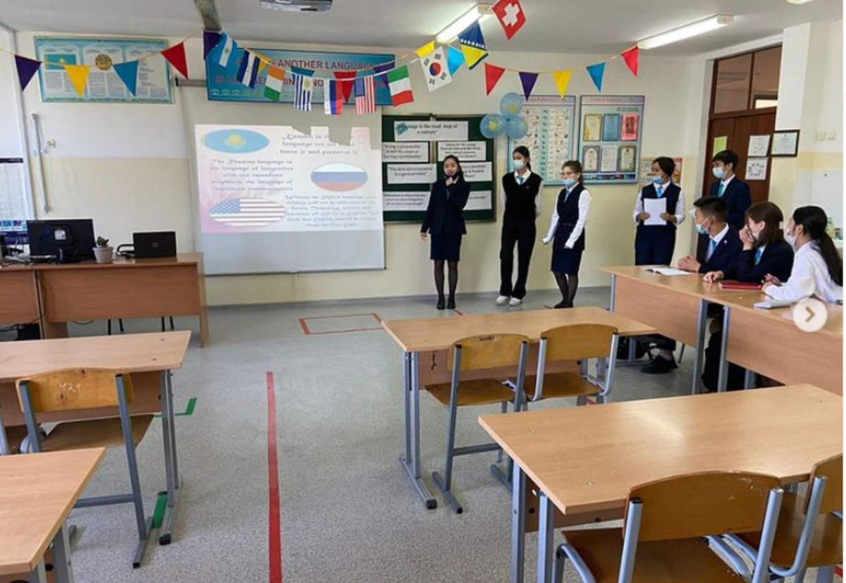 10 сыныптар арасында ағылшын тілінен "Language is the road map of a culture" тақырыбында интеллектуалды шоу өтілді