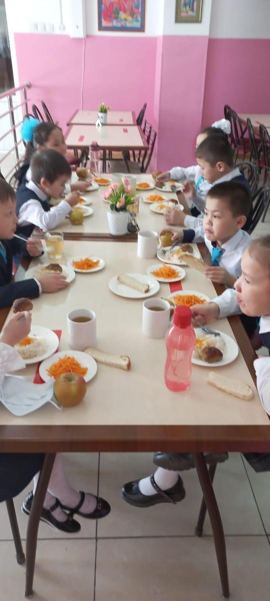 Тегін тамақтануды ұйымдастырудан көрініс.