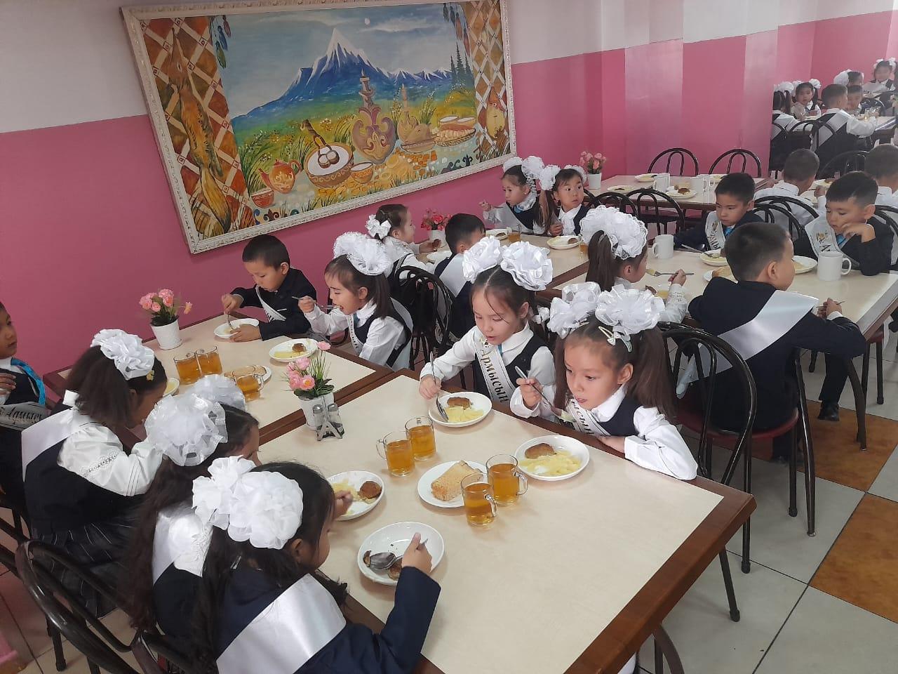 Тегін тамақтануды ұйымдастырудан көрініс.