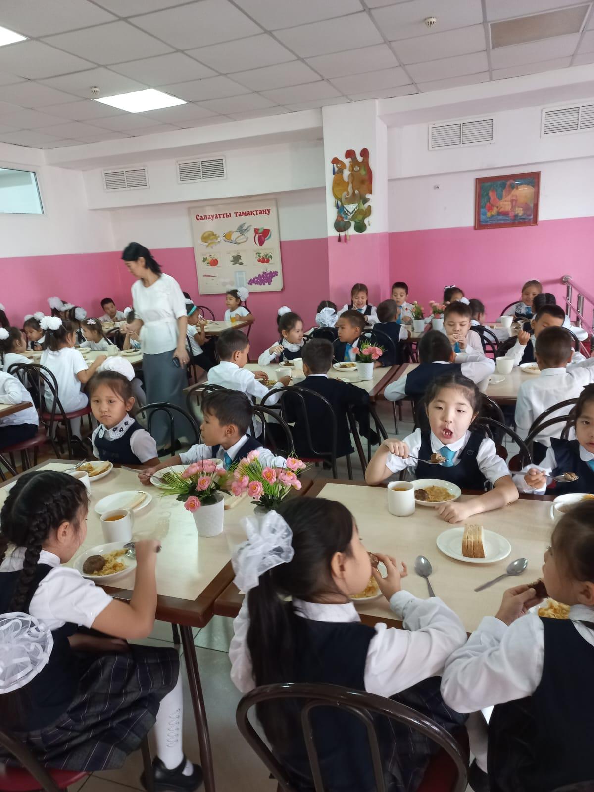 Тегін тамақтануды ұйымдастырудан көрініс.