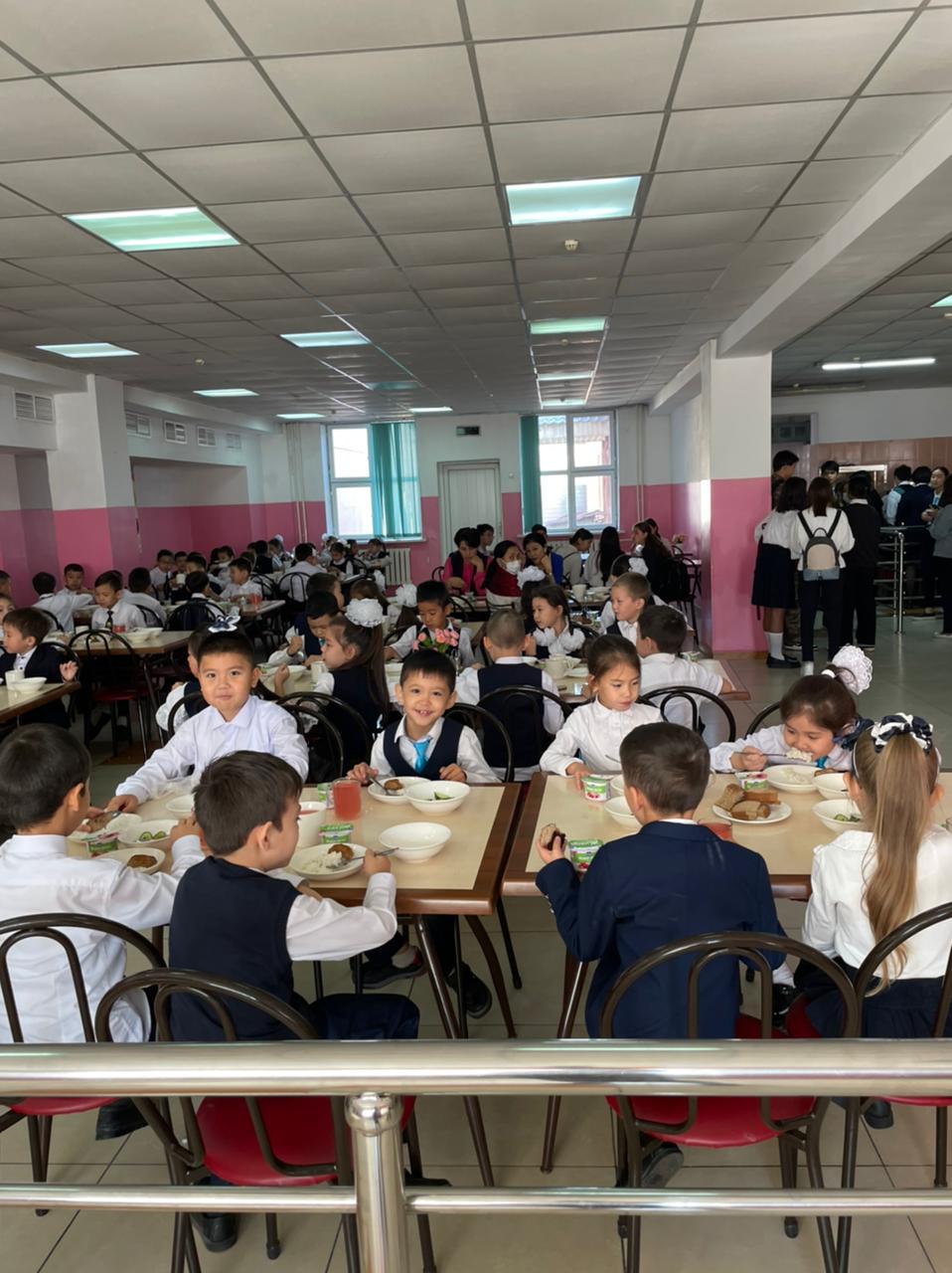 Тегін тамақтануды ұйымдастырудан көрініс.