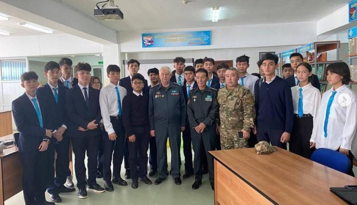 №148 МГ 9-10 сынып оқушылары мен Алматы әкімдігі жанындағы ардагерлер қозғалысы жөніндегі инспектор, полковник Шиханов А.В.,  №108 ЖББ мектептің АӘД оқытушысы, Ауған соғысының ардагері, майор Намазбаев Мұқанұлымен кездесу ұйымдастырылды