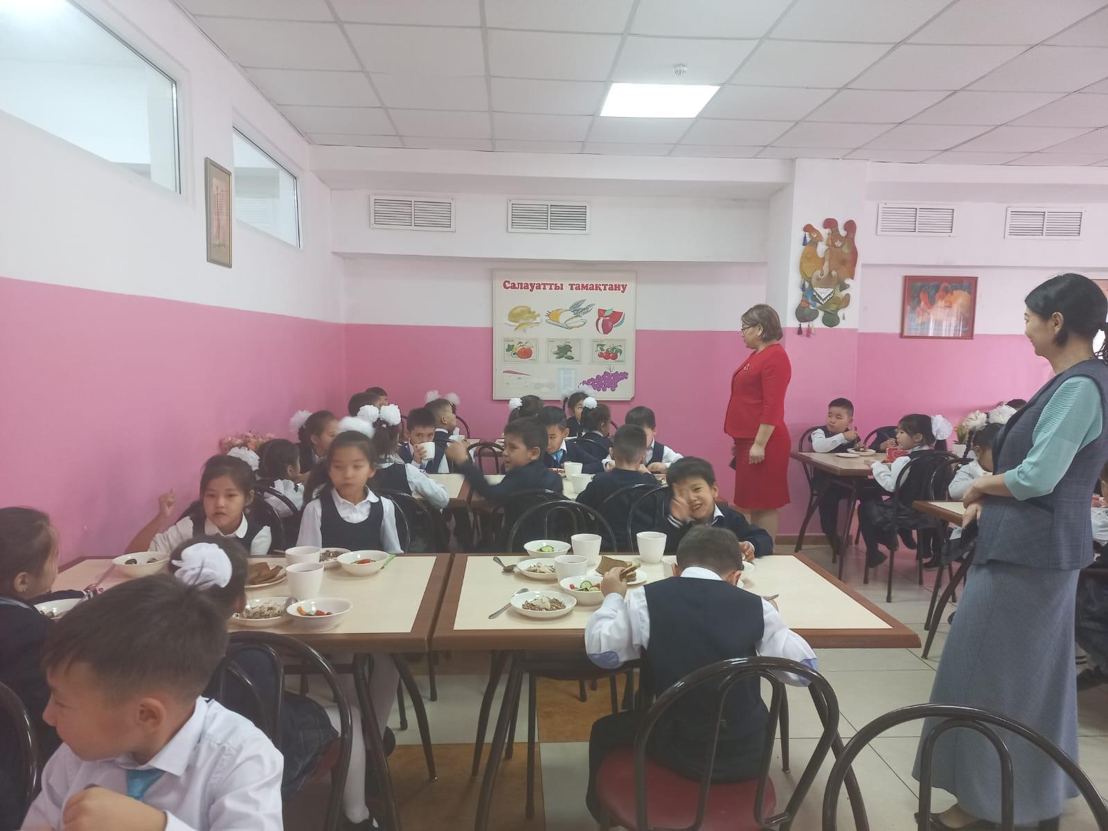 Тегін тамақтануды ұйымдастырудан көрініс.