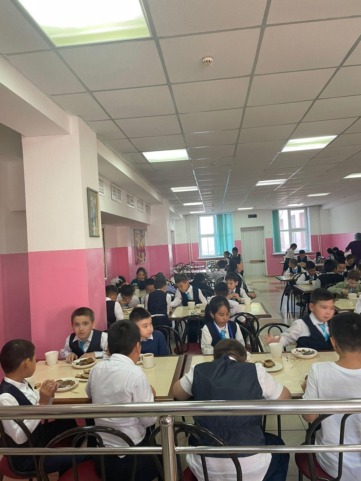 Тегін тамақтануды ұйымдастырудан көрініс.