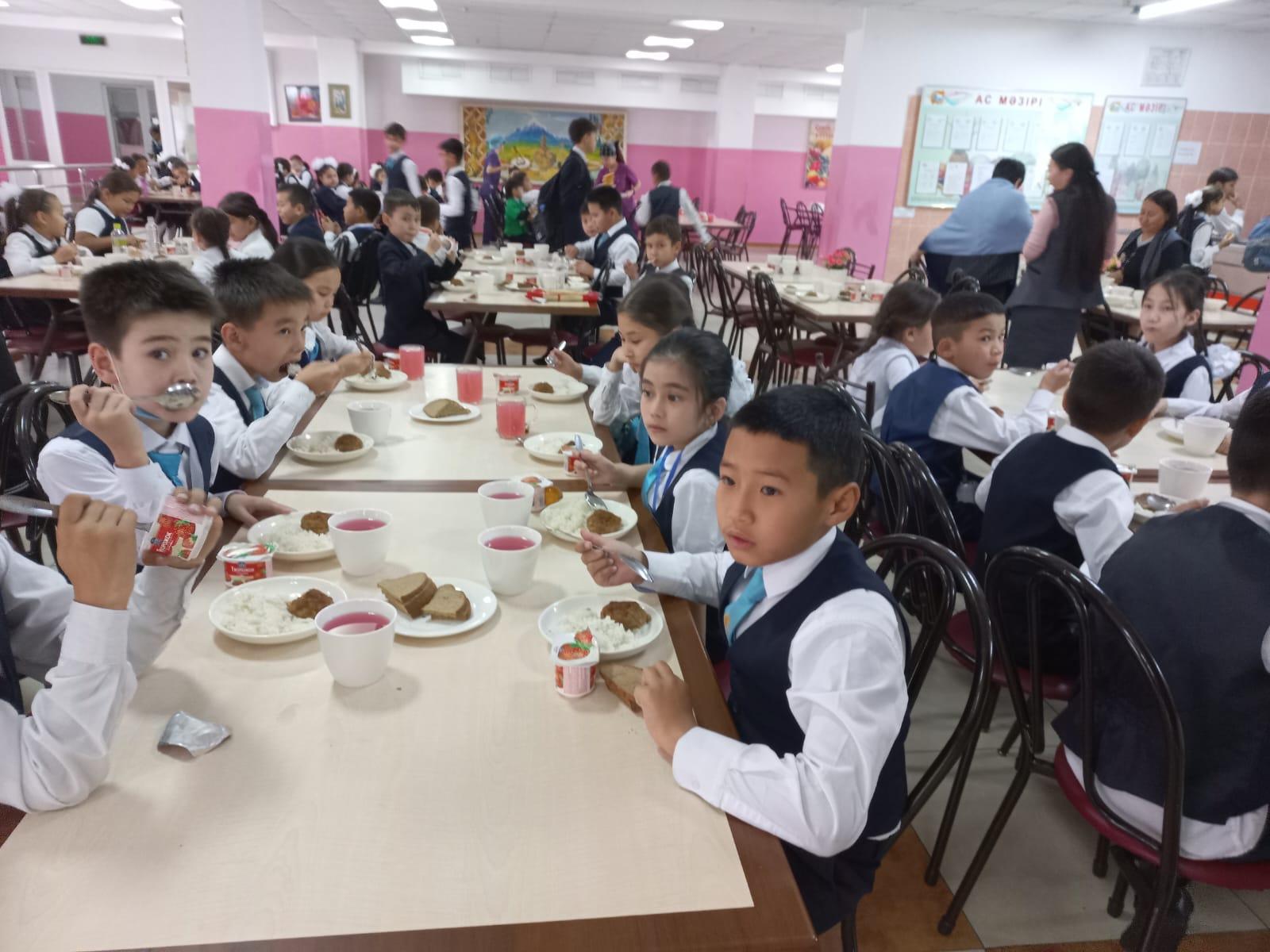 Тегін тамақтануды ұйымдастырудан көрініс. Ата-ананың келіп тексеру сәтінен