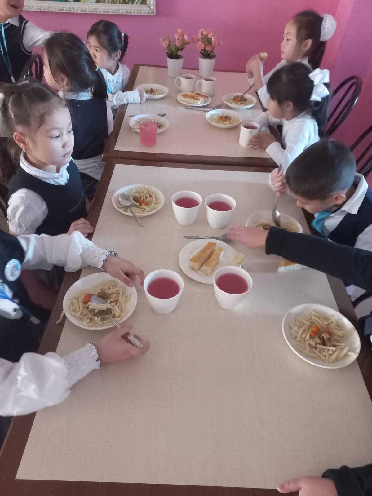 Тегін тамақтануды ұйымдастырудан көрініс.