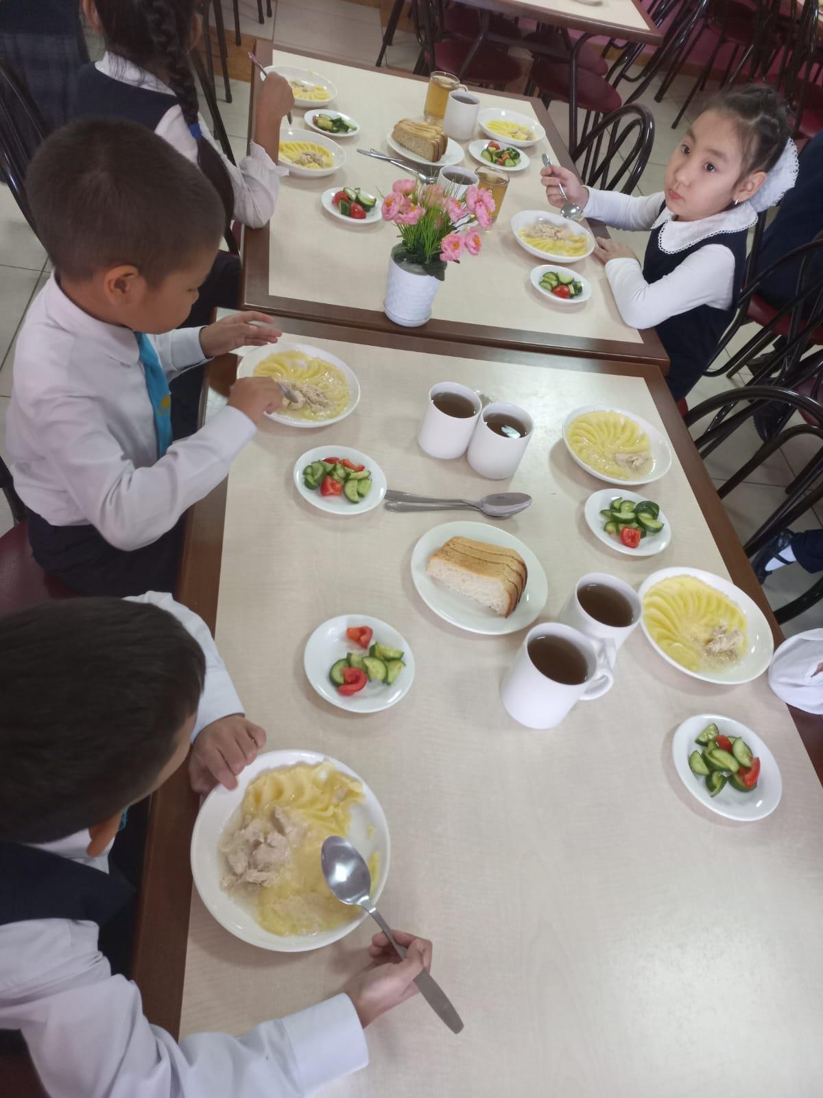 Тегін тамақтануды ұйымдастырудан көрініс.