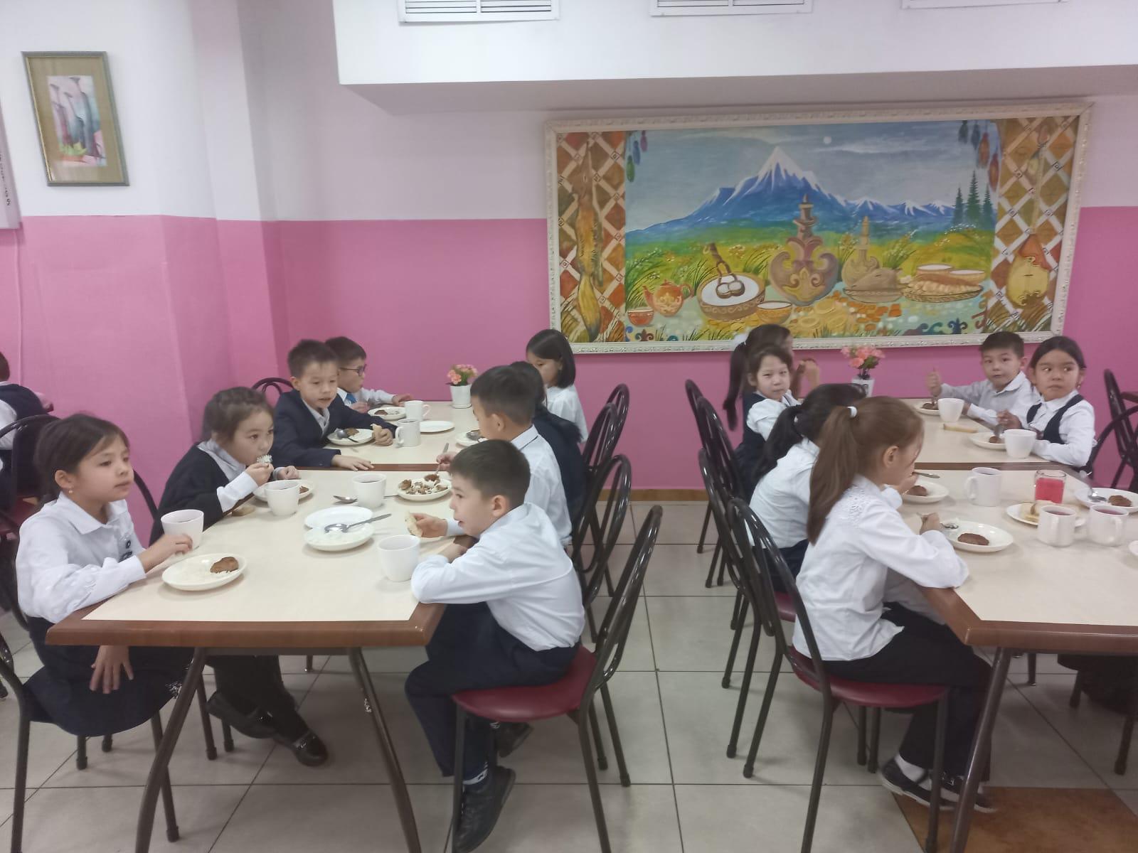 Тегін тамақтануды ұйымдастырудан көрініс.