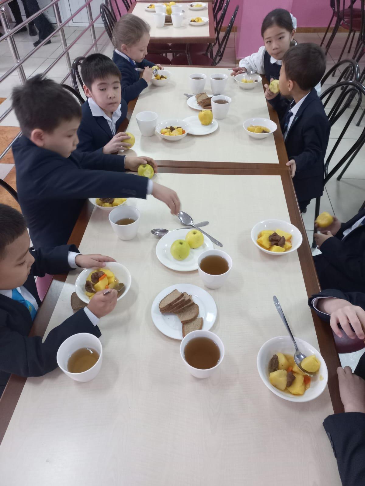 Тегін тамақтануды ұйымдастырудан көрініс.