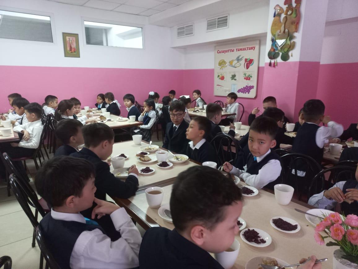 Тегін тамақтануды ұйымдастырудан көрініс.