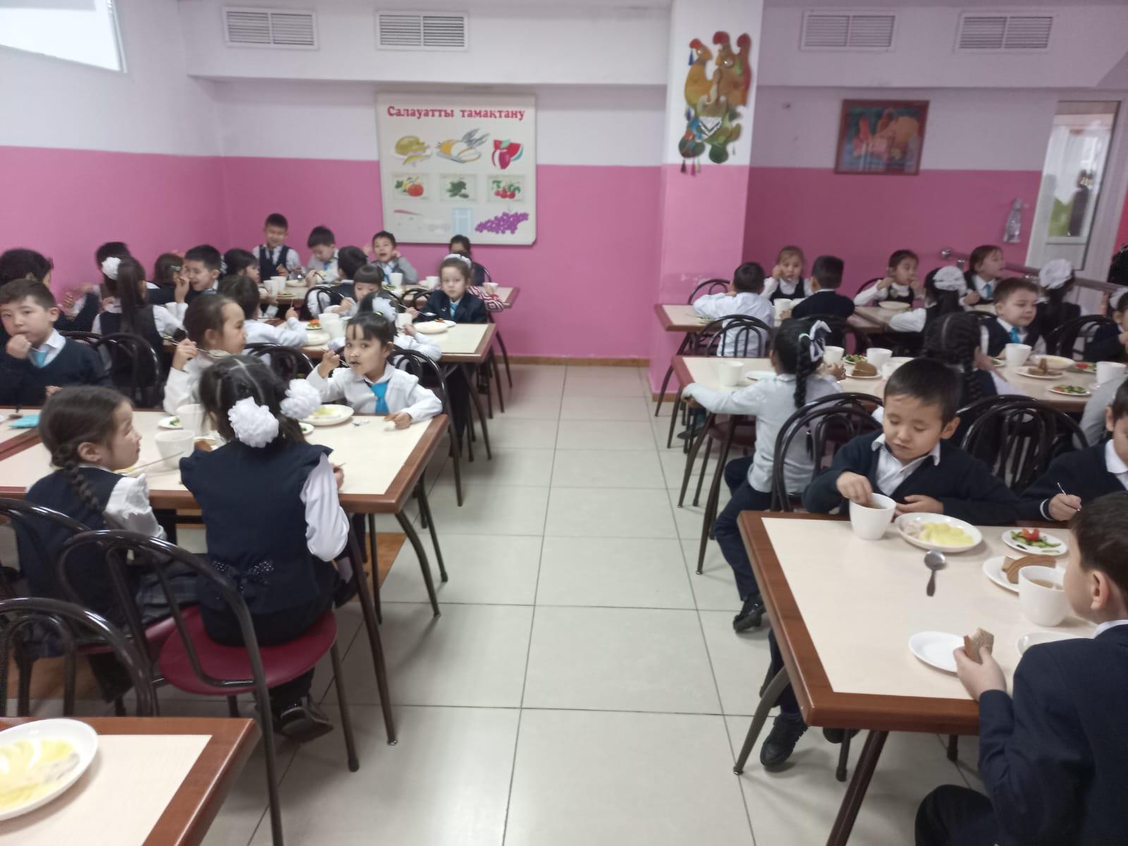 Тегін тамақтануды ұйымдастырудан көрініс.