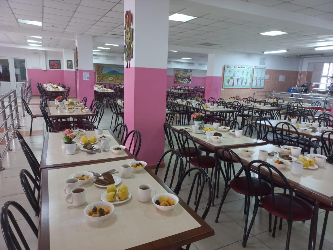 Тегін тамақтануды ұйымдастырудан көрініс.