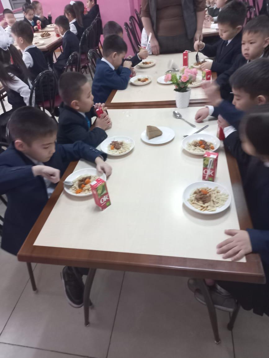 Тегін тамақтануды ұйымдастырудан көрініс.