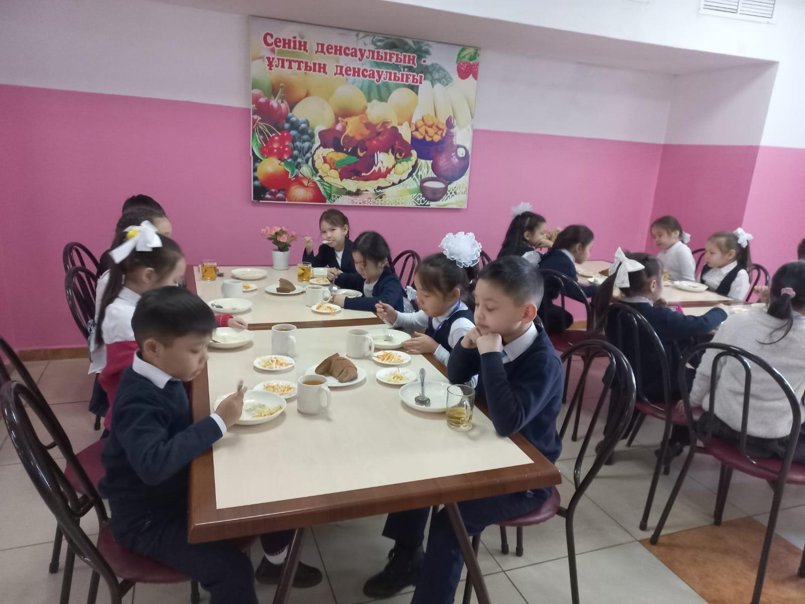 Тегін тамақтануды ұйымдастырудан көрініс.