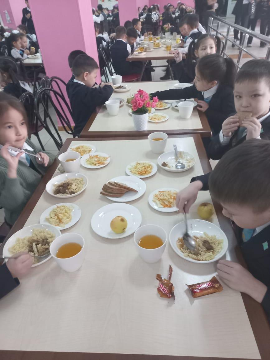 Тегін тамақтануды ұйымдастырудан көрініс.