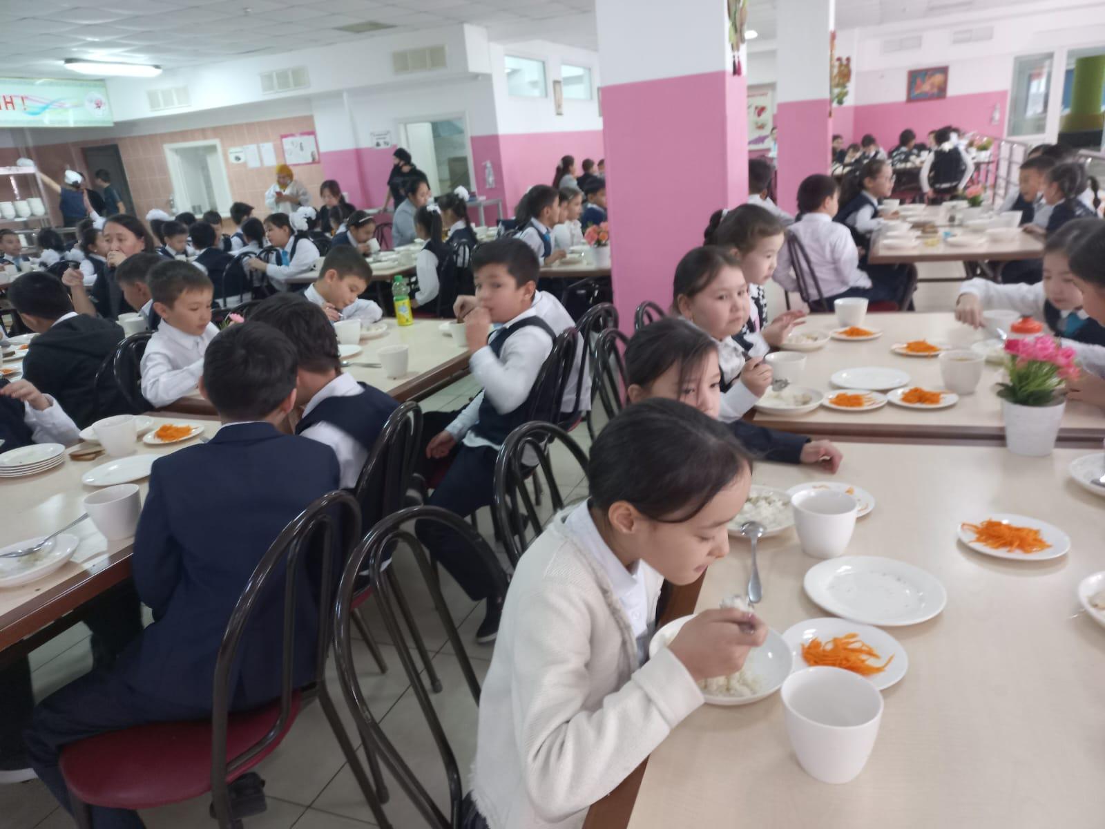 Тегін тамақтануды ұйымдастырудан көрініс.