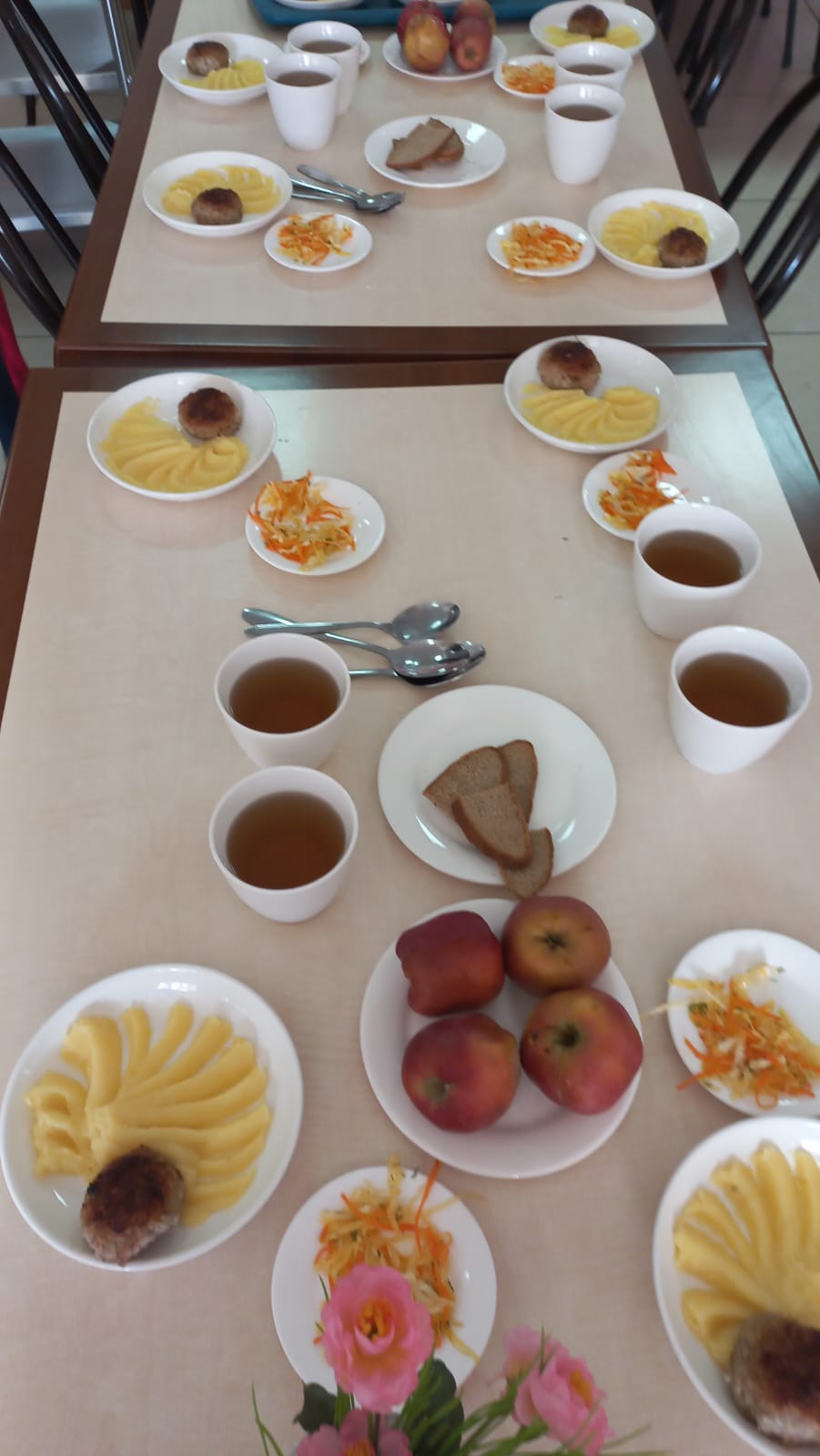 Тегін тамақтануды ұйымдастырудан көрініс.