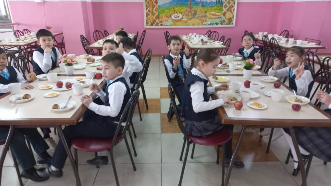 Тегін тамақтануды ұйымдастырудан көрініс.