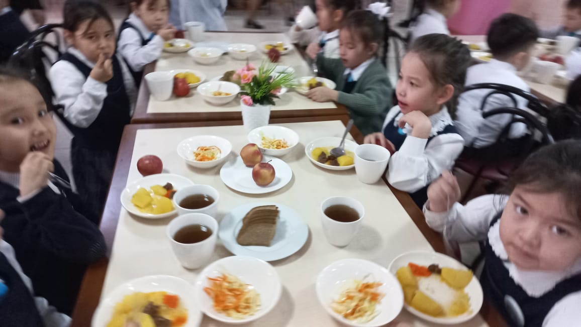 Тегін тамақтануды ұйымдастырудан көрініс.