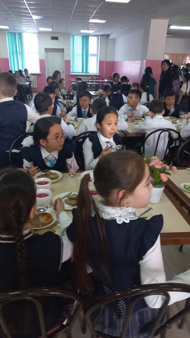 Тегін тамақтануды ұйымдастырудан көрініс.