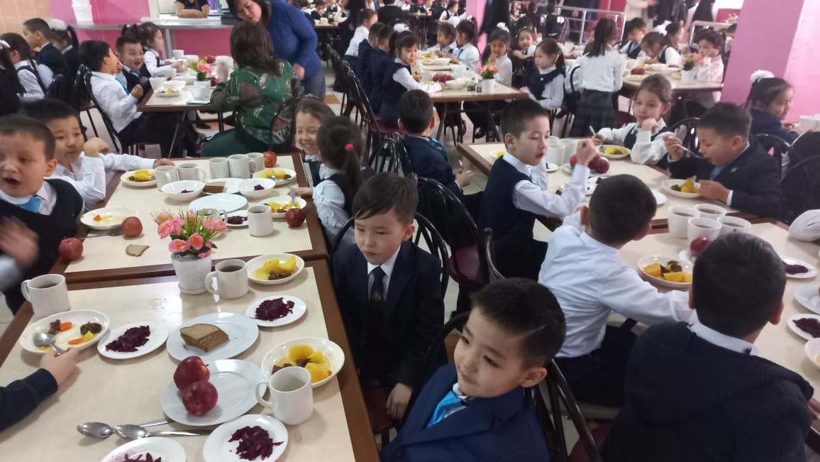 Тегін тамақтануды ұйымдастырудан көрініс.