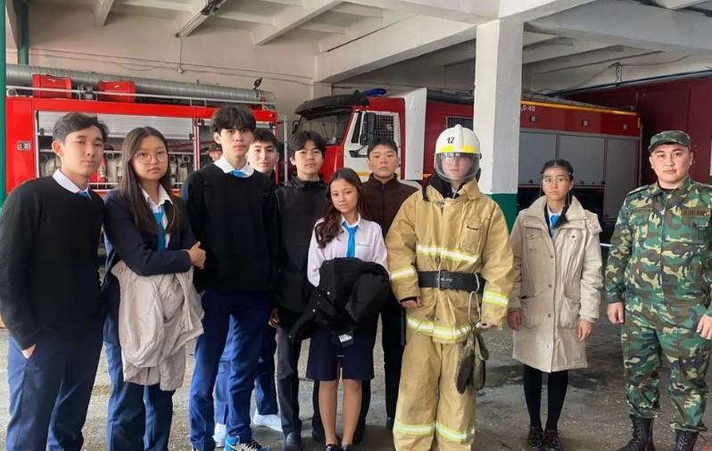 Жетісу ауданы №148 мектеп-гимназияда «Бүкіләлемдік Азаматтық қорғаныс күніне» орай 8-9 сынып оқушыларын Жетісу аудандық №12 өрт сөндіру бөліміне барып, экскурсия барысында өрт сөндірушілер мен құтқарушылардың кәсіби жұмыстарымен танысты