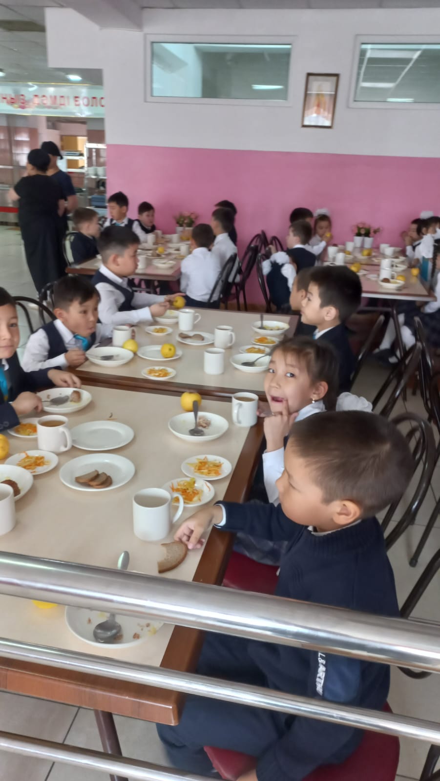 Тегін тамақтануды ұйымдастырудан көрініс.