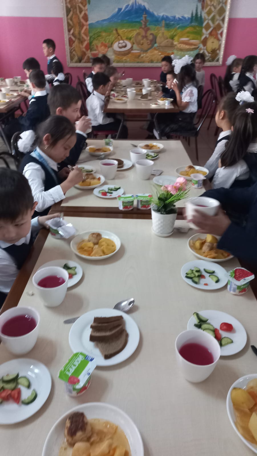 Тегін тамақтануды ұйымдастырудан көрініс.