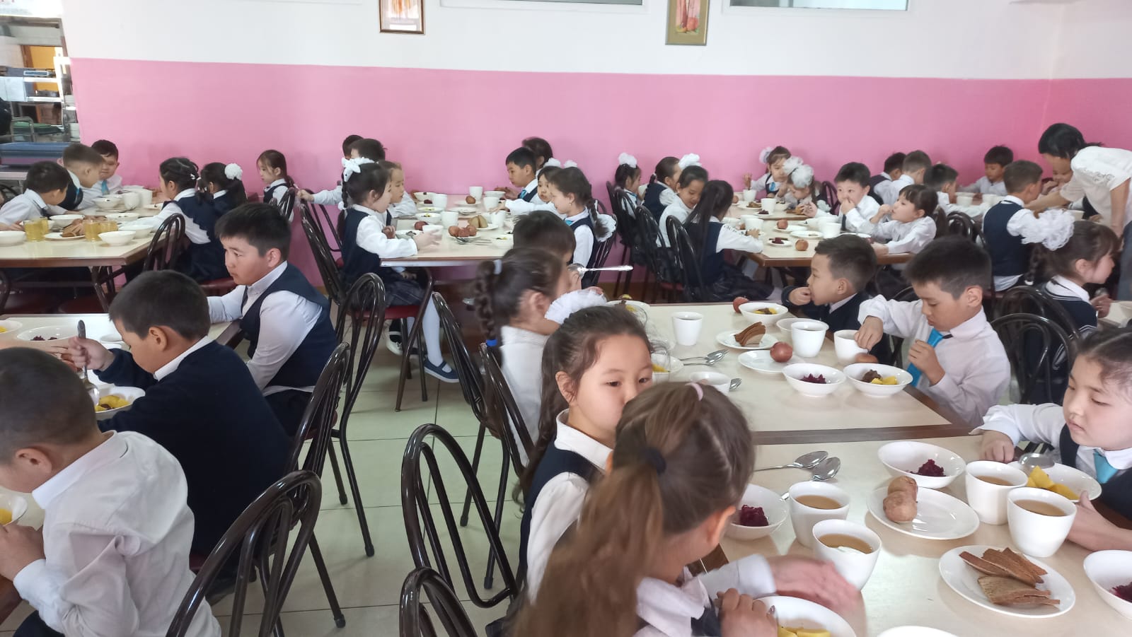 Тегін тамақтануды ұйымдастырудан көрініс.