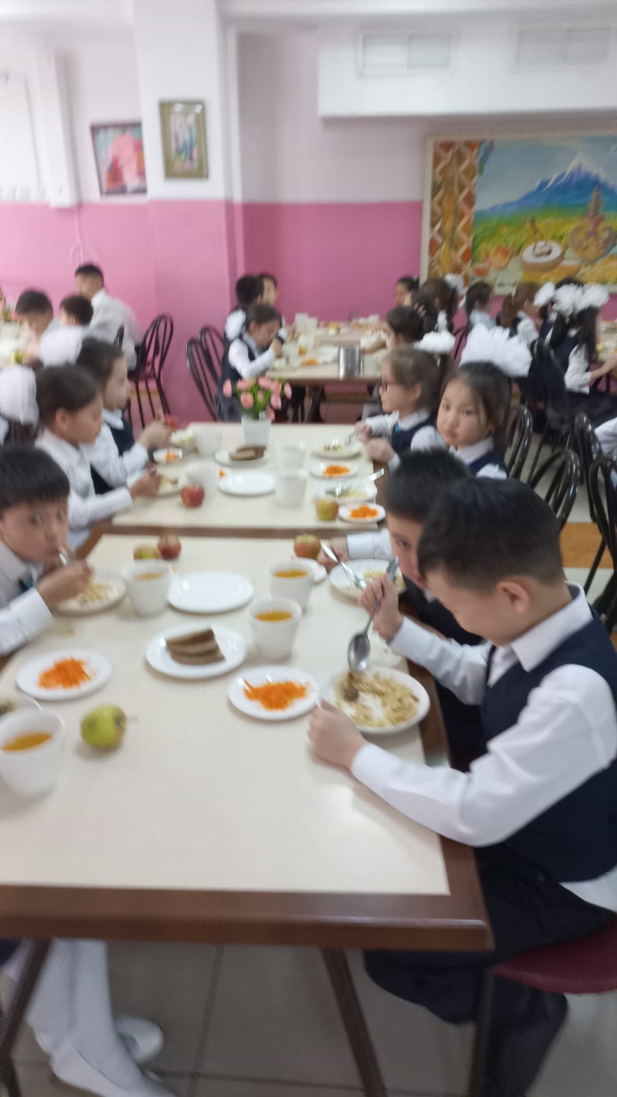 Тегін тамақтануды ұйымдастырудан көрініс.