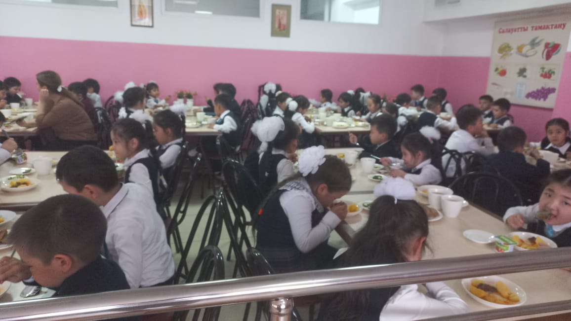 Тегін тамақтануды ұйымдастырудан көрініс.