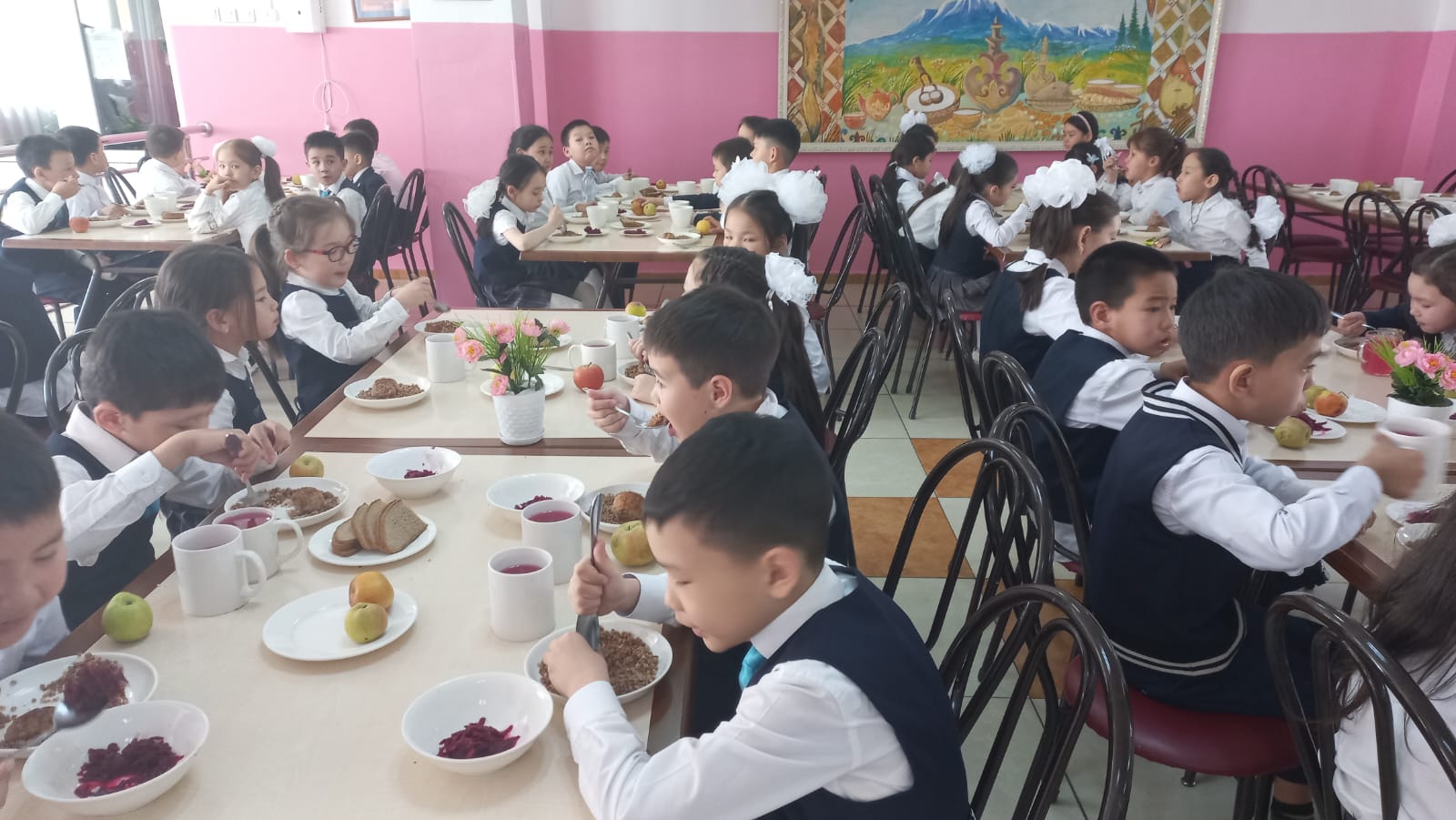 Тегін тамақтануды ұйымдастырудан көрініс.