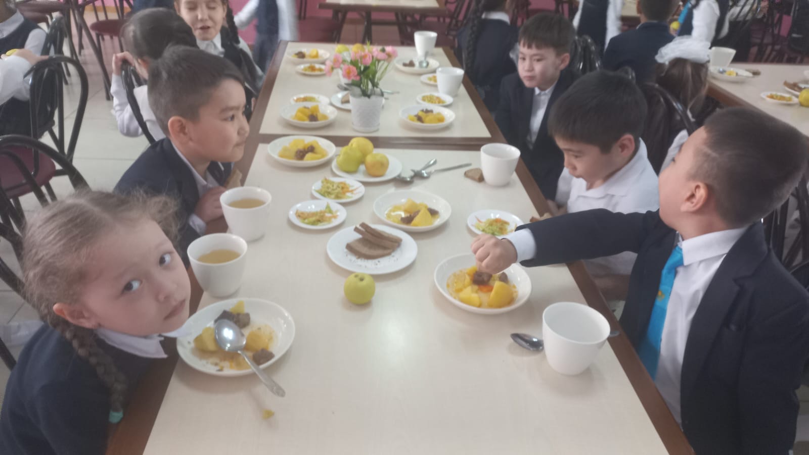 Тегін тамақтануды ұйымдастырудан көрініс.