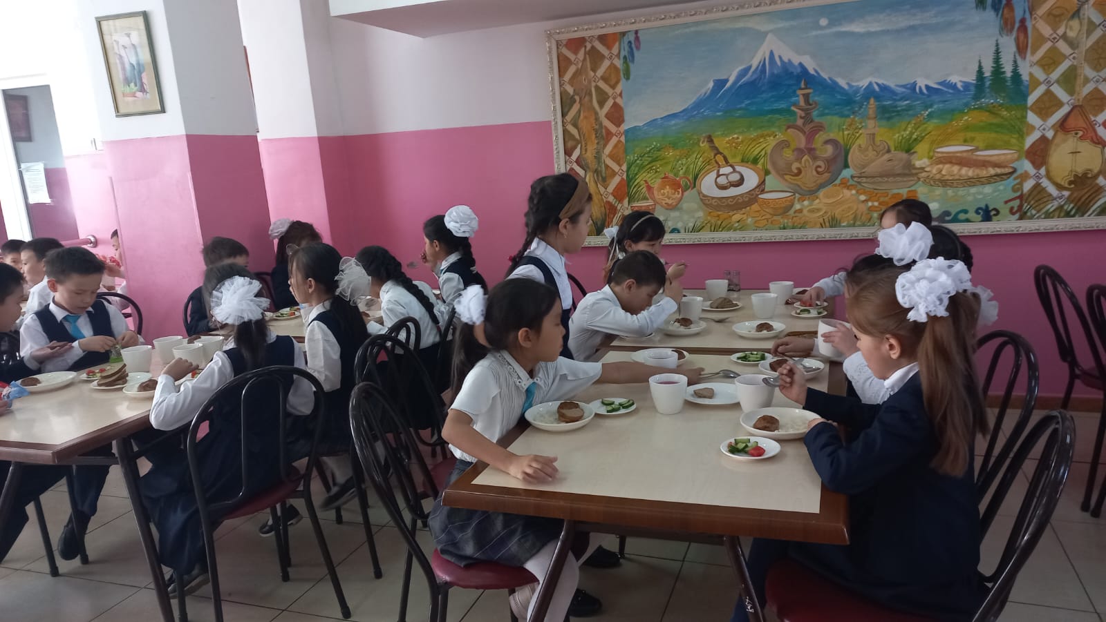 Тегін тамақтануды ұйымдастырудан көрініс.