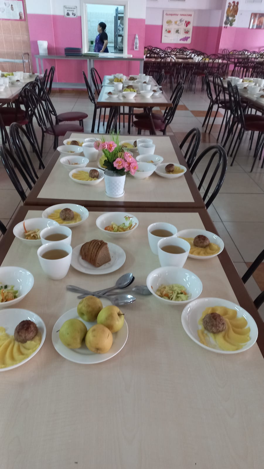 Тегін тамақтануды ұйымдастырудан көрініс.