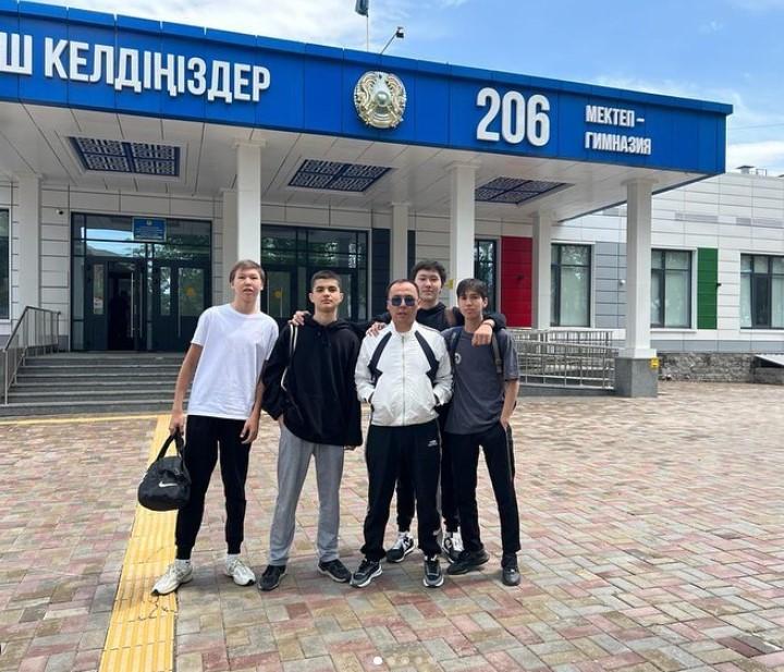 Жетісу ауданы №148 мектеп-гимназияның оқушыларынан құралған баскетбол командасы №206 мектеп-гимназияның ұлдарынан құралған баскетбол командасымен жолдастық кездесу өткізді.