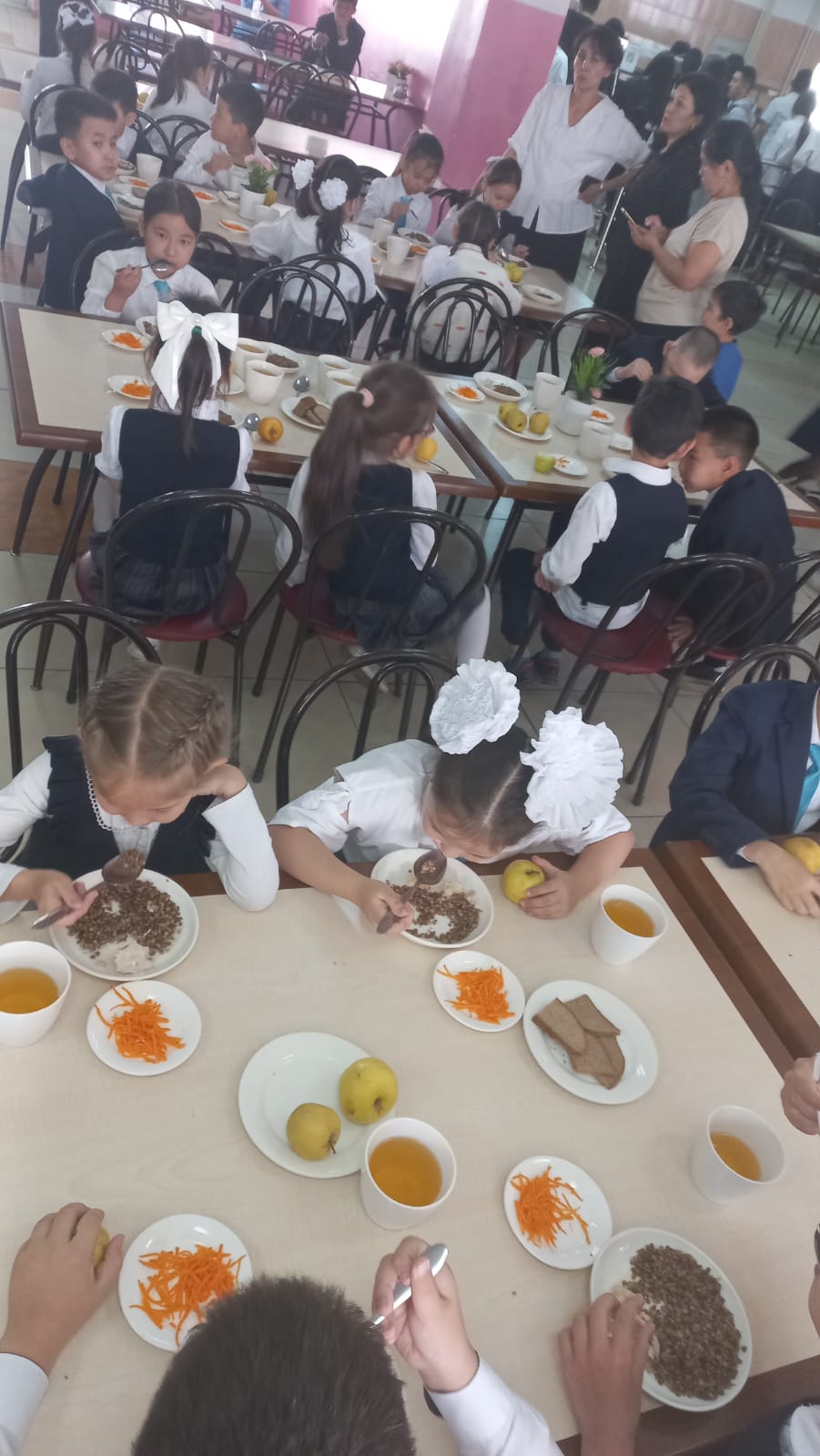 Тегін тамақтануды ұйымдастырудан көрініс.