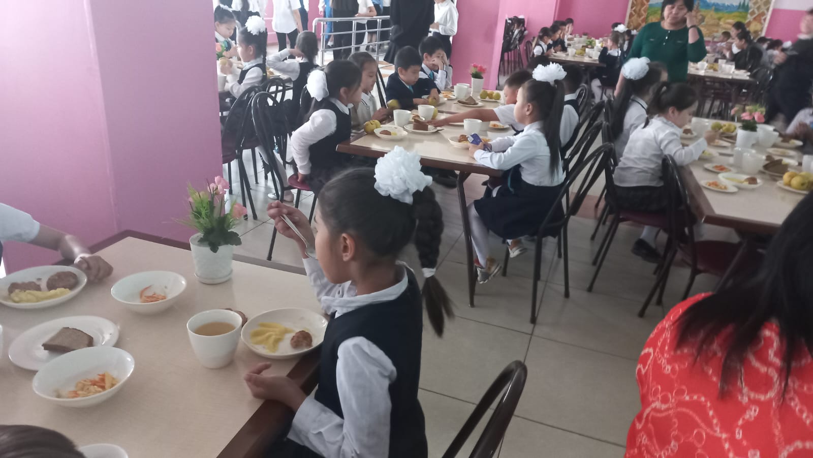 Тегін тамақтануды ұйымдастырудан көрініс.