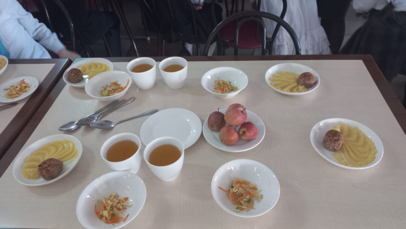 Тегін тамақтануды ұйымдастырудан көрініс.