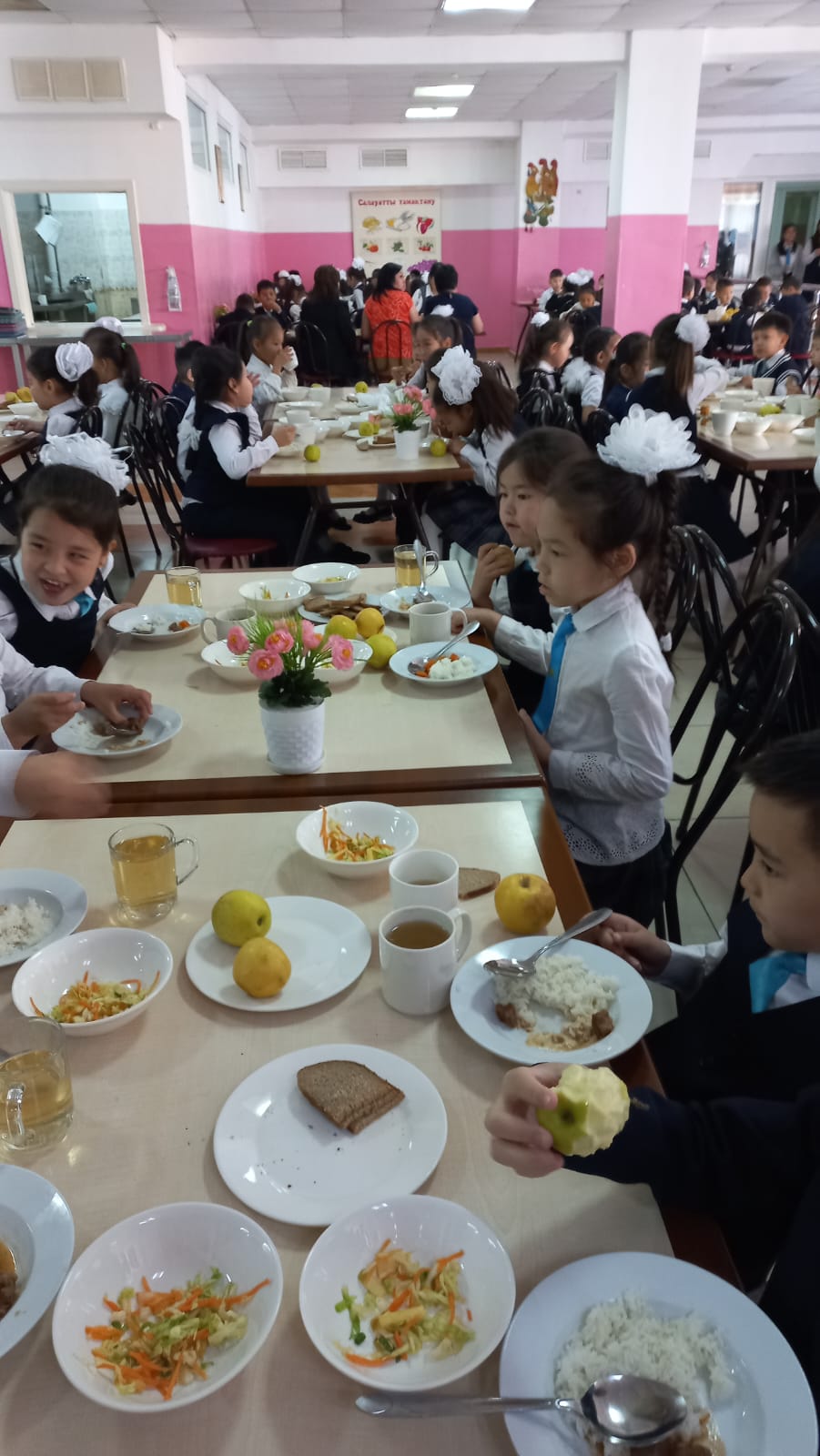 Тегін тамақтануды ұйымдастырудан көрініс.