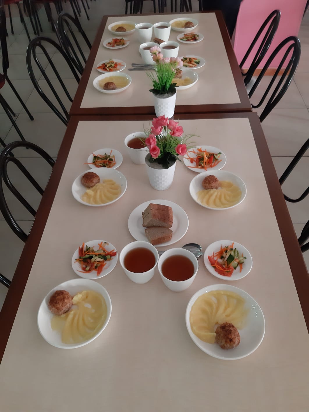 Тегін тамақ ішу сәтінен көрініс