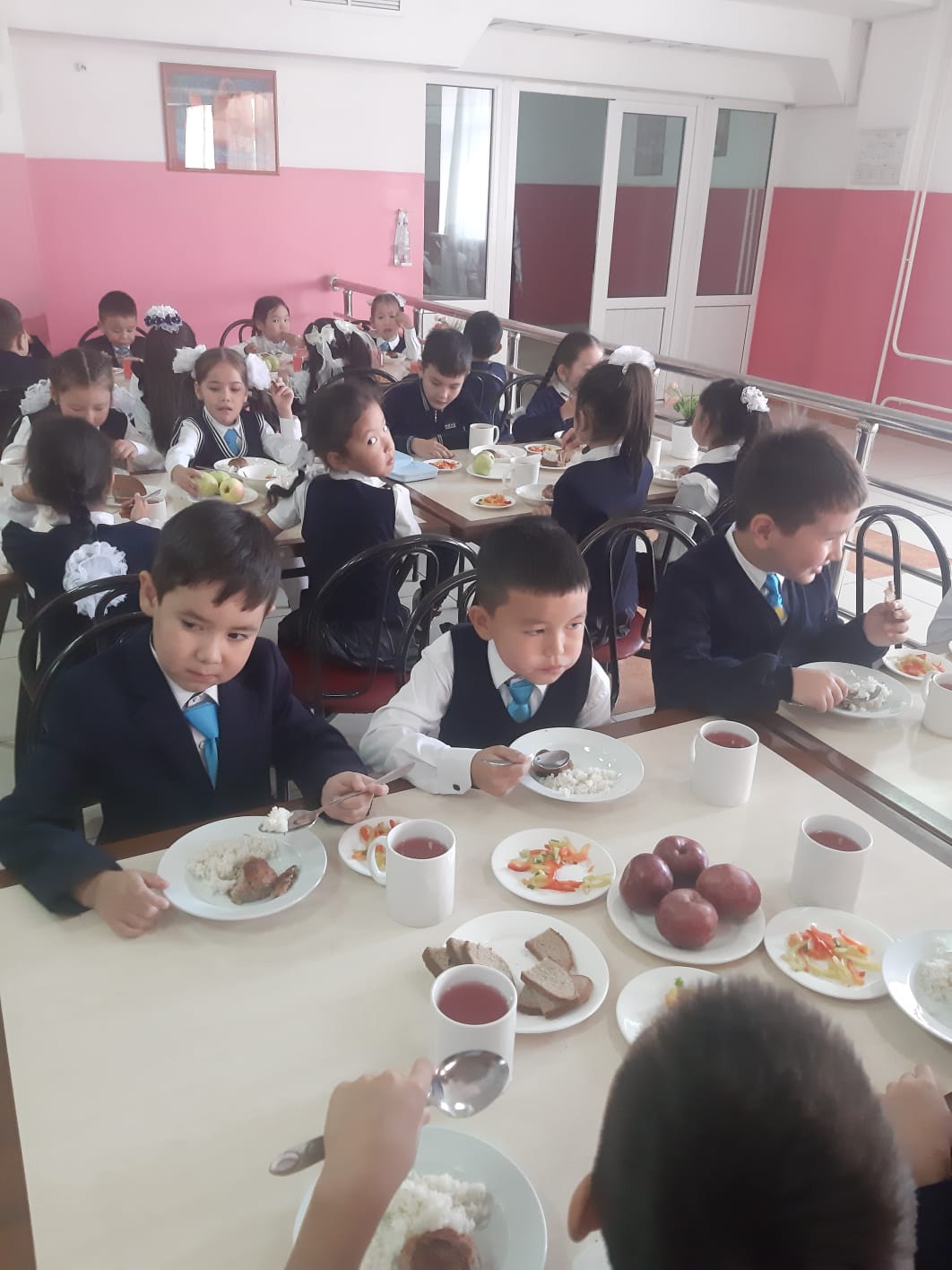 Тегін тамақьану сәтінен көрініс