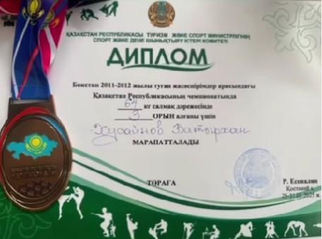 Қостанай қаласында өткен Республикалық жасөспірімдер арасында бокс чемпионатынан мектебіміздің 8Г сынып оқушысы Хусайнов Батырхан жүлделі орнымен құттықтаймыз.