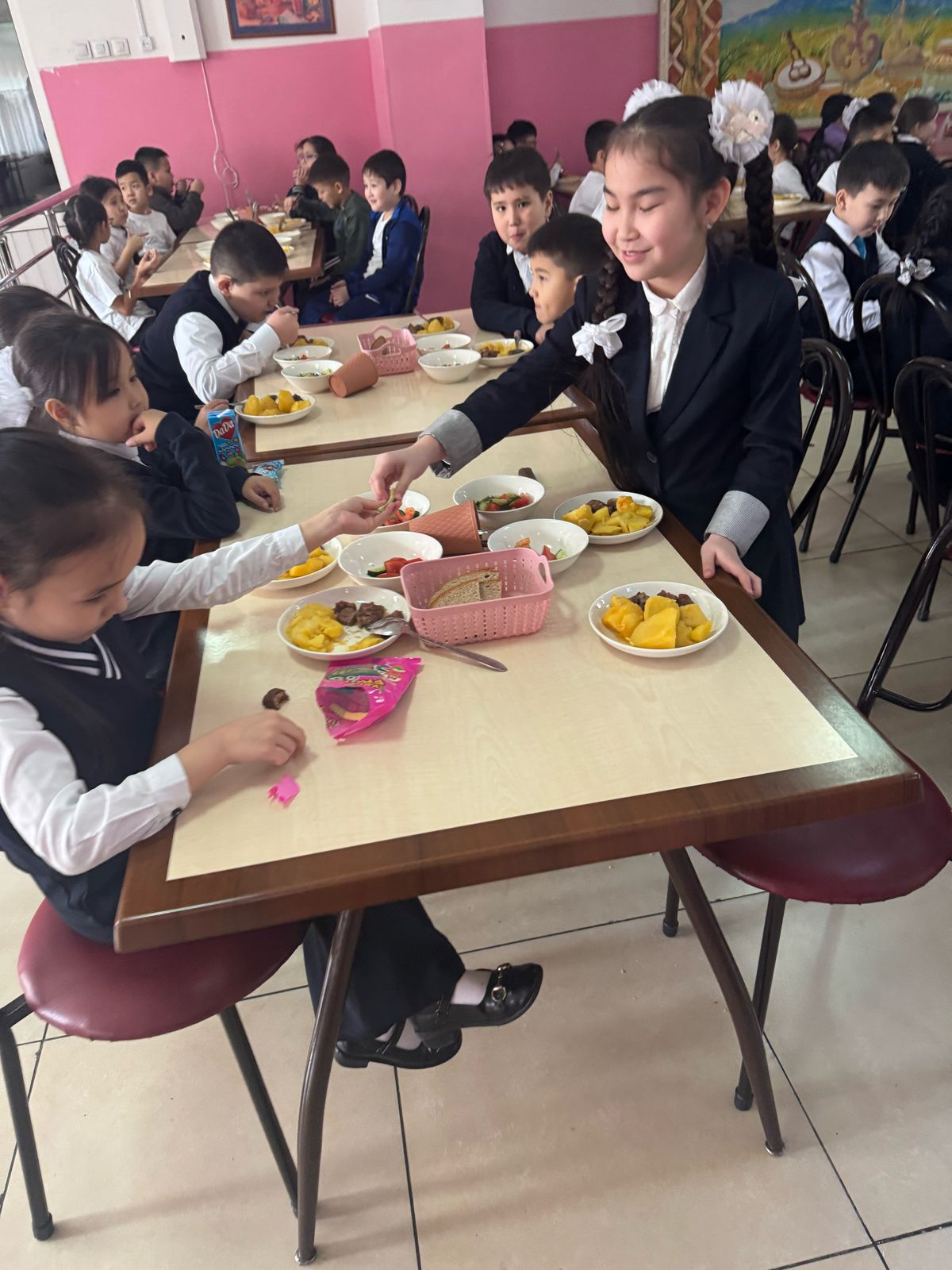 Тегін тамақтанудан көрініс