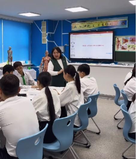 №148 мектеп-гимназияның биология пәні мұғалімі Балқыбекова Рабиға 8”Б” сыныбымен “Гиподинамия. Сымбаттың бұзылуы және жалпақтабандылықтың пайда болу себептері. Сымбаттың бұзылуы мен жалпақтабандылықтың алдын алу шаралары” тақырыбында ашық сабақ өтті.