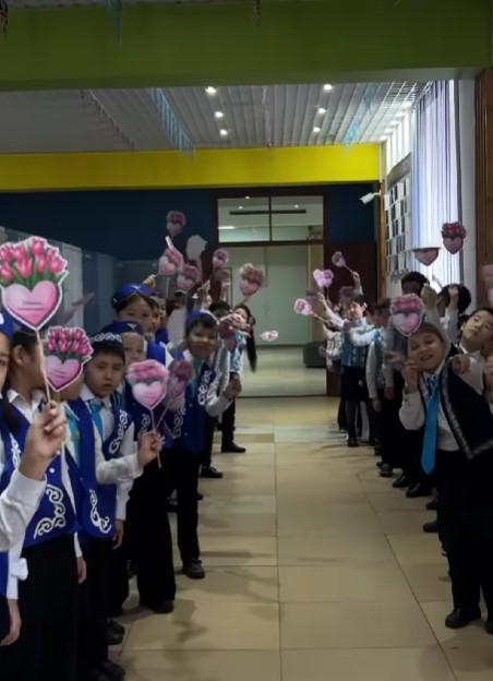 Мерекелеріңіз құтты болсын, ару ұстаздар!