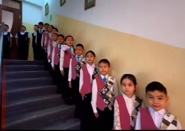 Наурызнама:18 наурыз “Ұлттық киім күніне” орай 2000 жуық оқушылар ұлттық нақышта киімдерін киді.