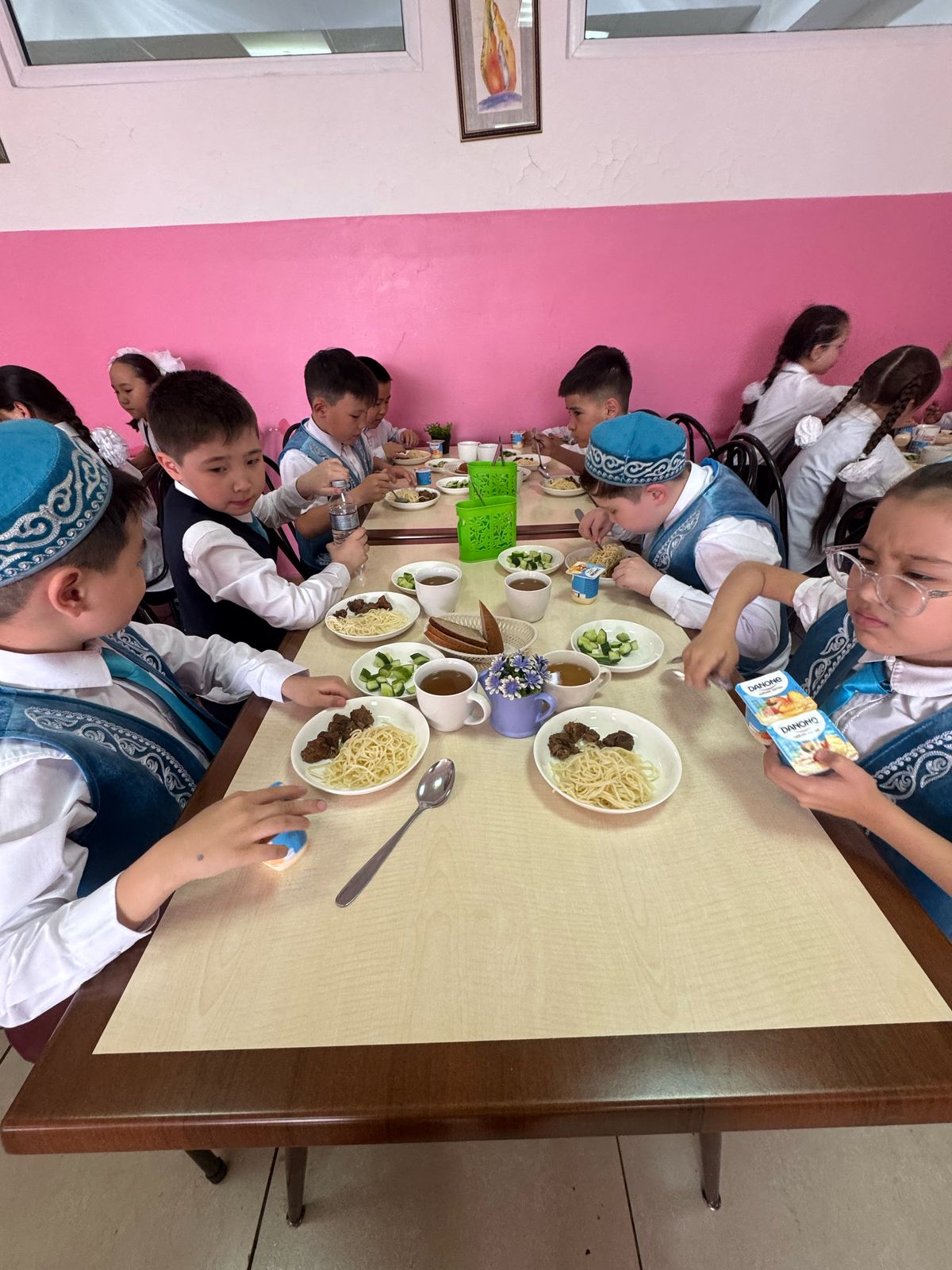 Тегін тамақтанудан көрініс