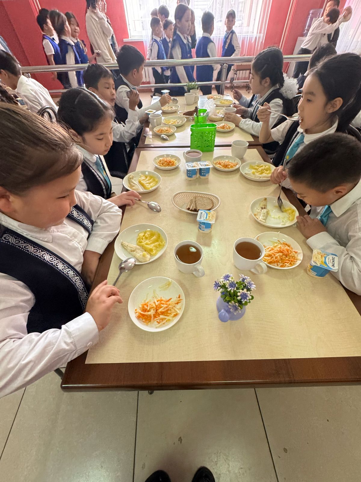 Тегін тамақтанудан көрініс