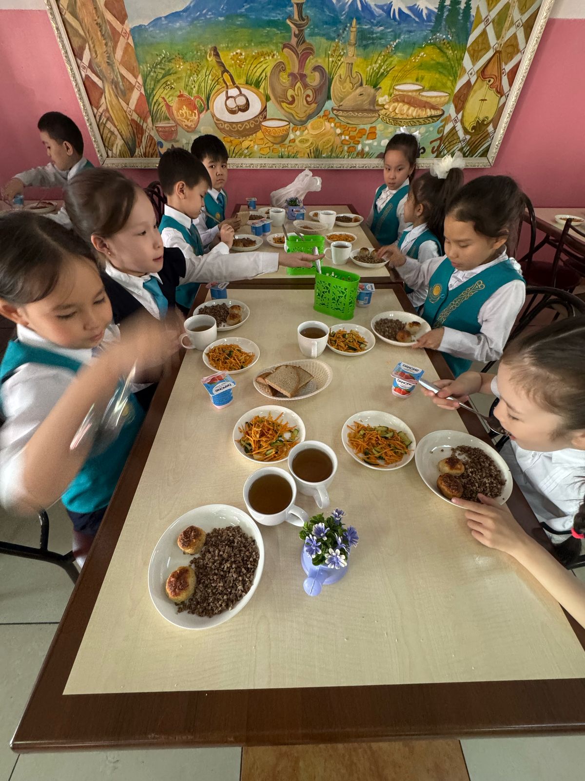 Тегін тамақтанудан көрініс